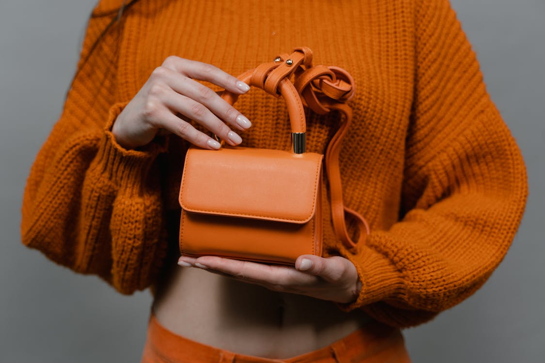 orangefarbene Minitasche